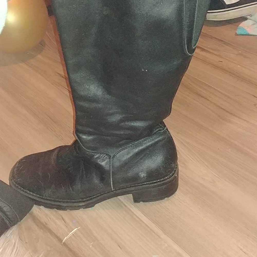 Black boots with very littel heels